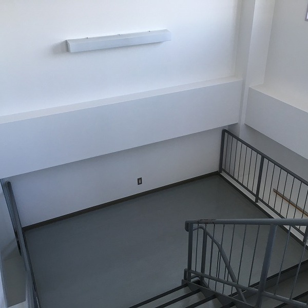 工場の食堂の床と階段の壁。0005944510