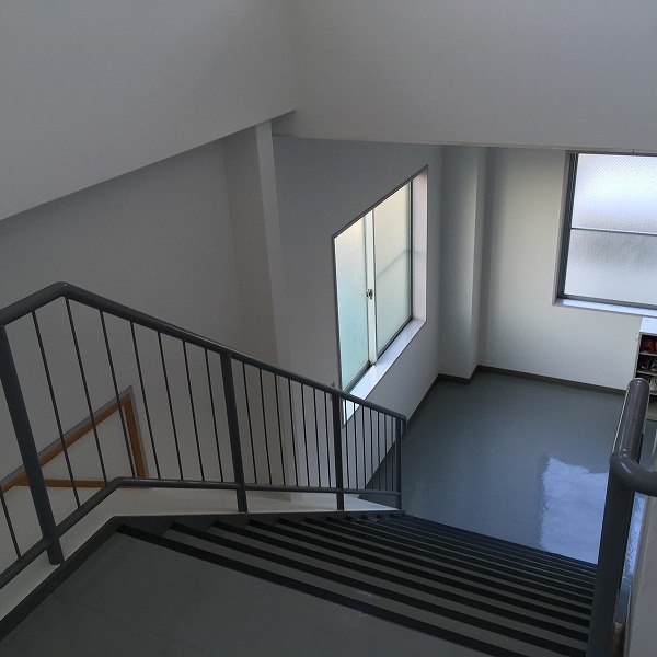 工場の食堂の床と階段の壁。0005944511